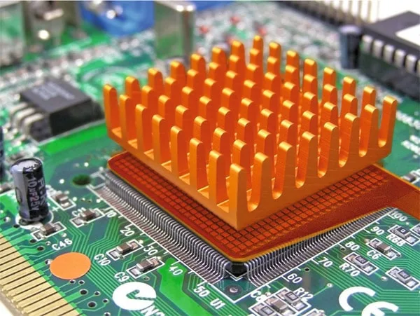 Sensor-System: Die 0,38 mm dicke Sensorfolie wird zwischen Halbleiter und K�hlk�rper platziert Heat Sink